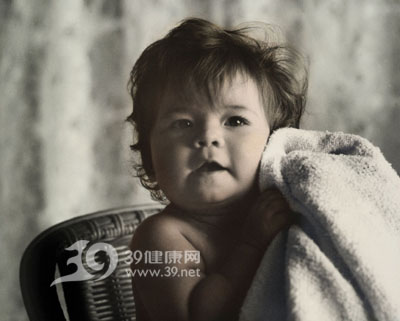 宝宝发烧要及时补充水份